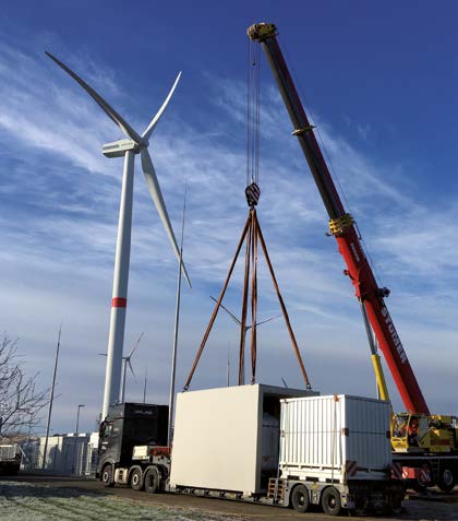 Anlieferung der Betonzellen für die Energiezentrale: Das Gesamtgewicht der Bauhülle (inkl. Ausbaugewicht) beläuft sich auf 60 Tonnen. Konfektioniert und geliefert wurden zwei Einzelzellen, die vor Ort zusammengeführt und aufgebaut wurden.