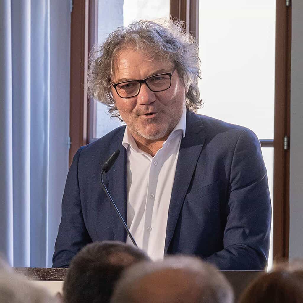 Dipl.-Ing. Elmar Dräger, Präsident der Ingenieurkammer Thüringen, eröffnete die Veranstaltung und betonte, welches Selbstverständnis die berufliche Selbstverwaltung innerhalb der letzten drei Jahrzehnte entwickelt habe. Die Stellung einer Körperschaft öffentlichen Rechts, die einerseits Bestandteil der mittelbaren Staatsverwaltung ist, andererseits jedoch selbstfinanziert und mitgliedergetragen Berufsstandsinteressen vertreten muss, sei dabei keinesfalls trivial. © Melanie Kahl, Studio LitschiCo