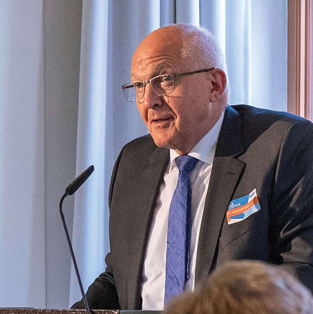 Dr.-Ing. Heinrich Bökamp, Präsident der Bundesingenieurkammer e. V., wies in seiner Rede unmissverständlich darauf hin, dass freiberufliche Ingenieurinnen und Ingenieure eine bedeutende Rolle in der gesellschaftlichen Entwicklung einnähmen. Insbesondere die Rahmenbedingungen für die Berufsausübung der Kammermitglieder müssten verbessert werden, da die Komplexität der Aufgabenbearbeitung stetig zunähme. Demografischen Wandel, Energiewende und Entscheidungen auf europäischer Ebene nannte er dafür beispielhaft. Die Politik müsse sich zudem dringend dem Wohnungsbau aufgrund seiner gesellschaftlichen Bedeutung annehmen – alle am Bau beteiligten Akteure müssten dabei an Lösungen mitwirken. Auch dürften schnellere Projektbearbeitungen bzw. -realisierungen nicht durch Bürokratie ausgebremst werden. © Melanie Kahl, Studio LitschiCo