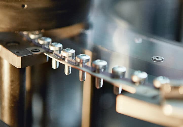 Metallleichtbau: Auszugs- und Durchknöpfwerte entscheiden über Stabilität