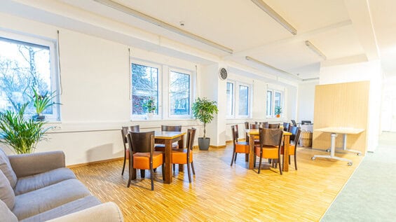 Lehmplatten 250729_naturbo_Leipzig_Schule_Fertigstellung.jpg